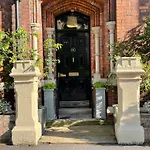 City Centre Luxury Holiday House With Outdoor Bath And Parking